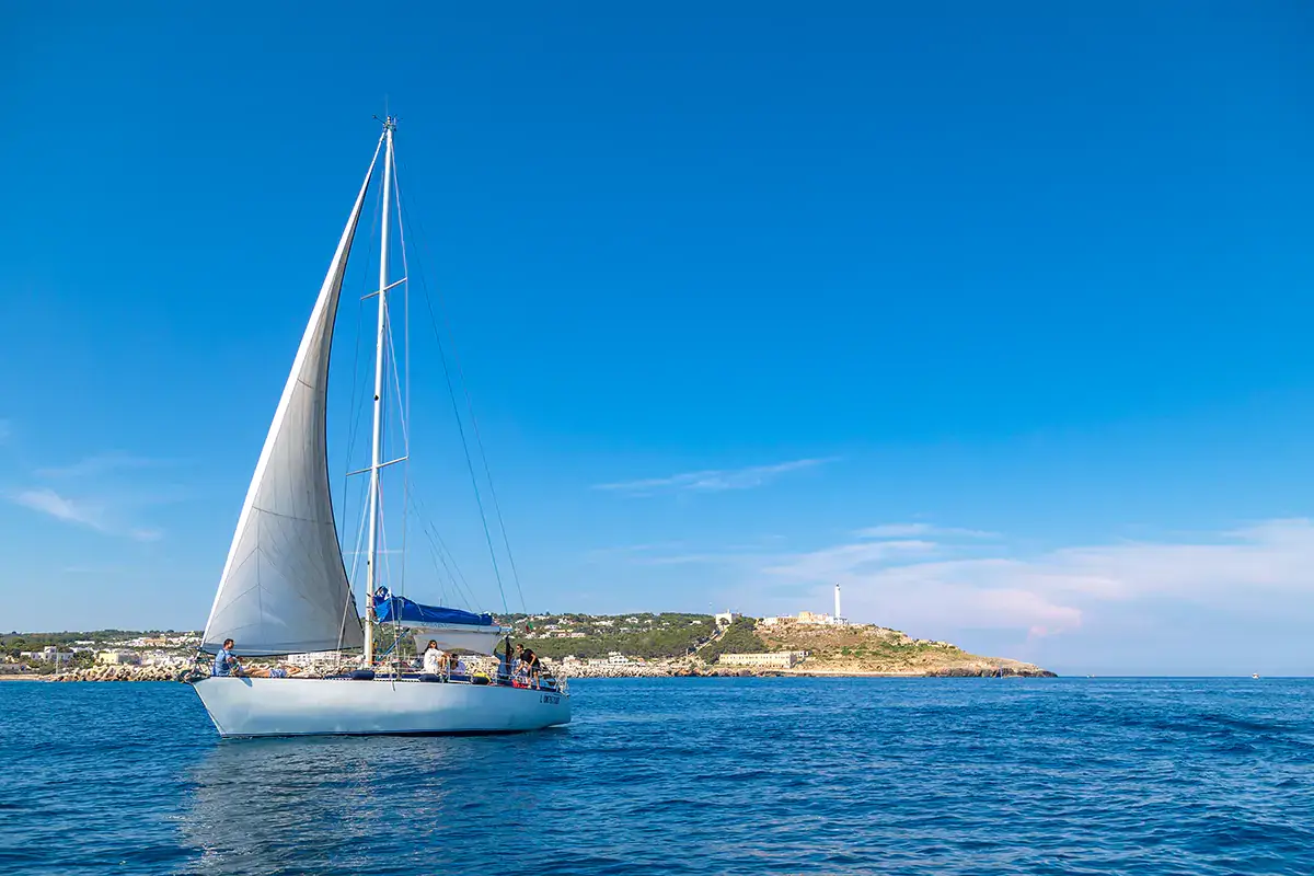 Giri in barca a vela per scoprire la costa attorno al Vivosa Apulia Resort Al Vivosa Apulia Resort si vive il Salento a 360 gradi fra giri in barca, escursioni e natura