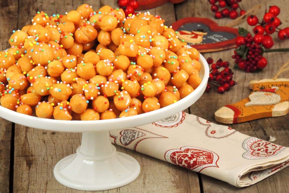 Pignolata: il dolce di Natale che parla siciliano