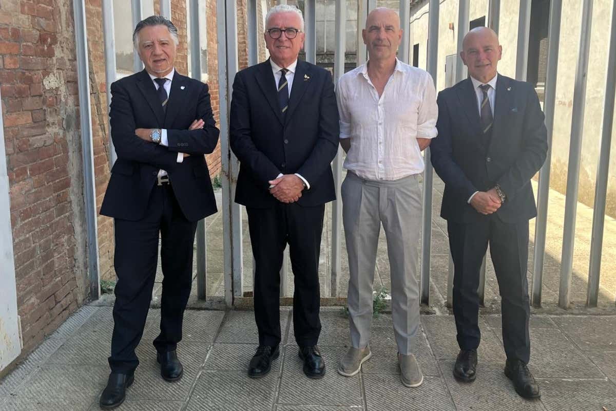 Da sinistra: Gianluca Grimani (presidente Commissione Ais),  Sandro Camilli (presidente nazionale Ais),  Graziano Pujia (direttore dalla Casa Circondariale di Siena) e Marcello  Vagini (vicepresidente Ais Toscana e delegato Siena