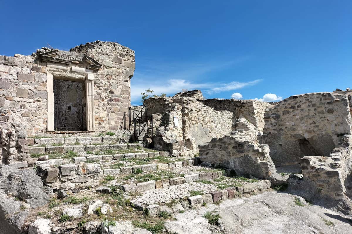 Dalla terra cruda al vino cotto: la doppia anima dell’Abruzzo rurale Dalla terra cruda al vino cotto: la doppia anima dell’Abruzzo rurale
