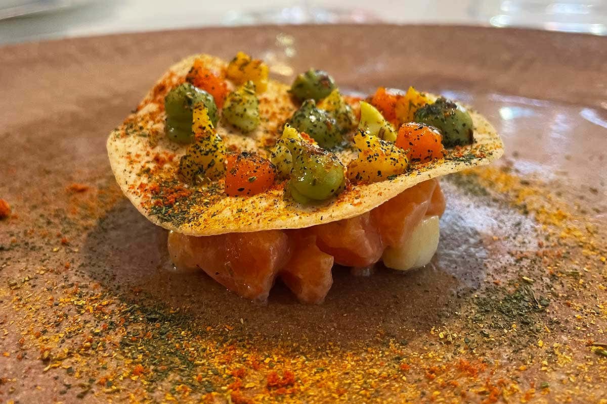 AMARANTO CROCCANTE (trota rosa, amaranto, guacamole, scalogno, mais e ajimarillo) Scoprire l’alta cucina attraverso la verdura grazie a Peter Brunel