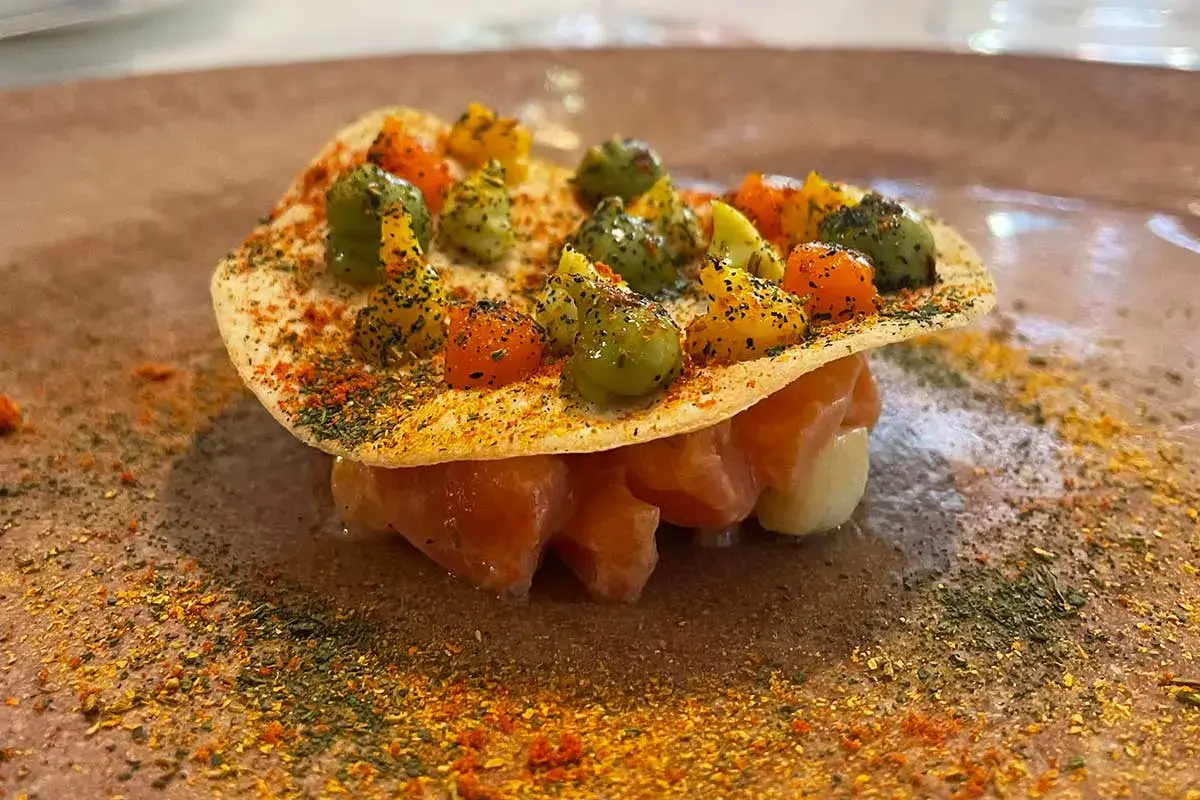 AMARANTO CROCCANTE (trota rosa, amaranto, guacamole, scalogno, mais e ajimarillo) Scoprire l’alta cucina attraverso la verdura grazie a Peter Brunel