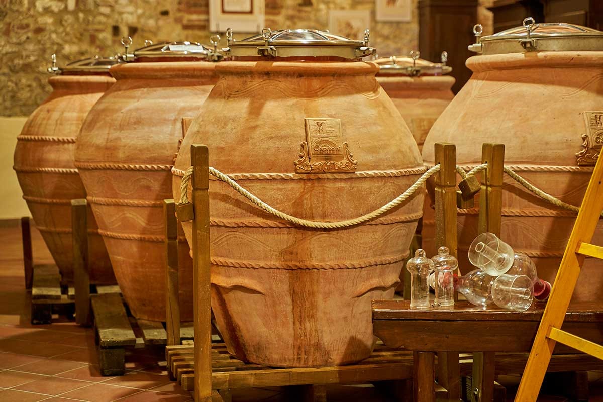 Le anfore dove viene vinificato il Troccolone Vent'anni di vino per Capitoni, quattro etichette in degustazione