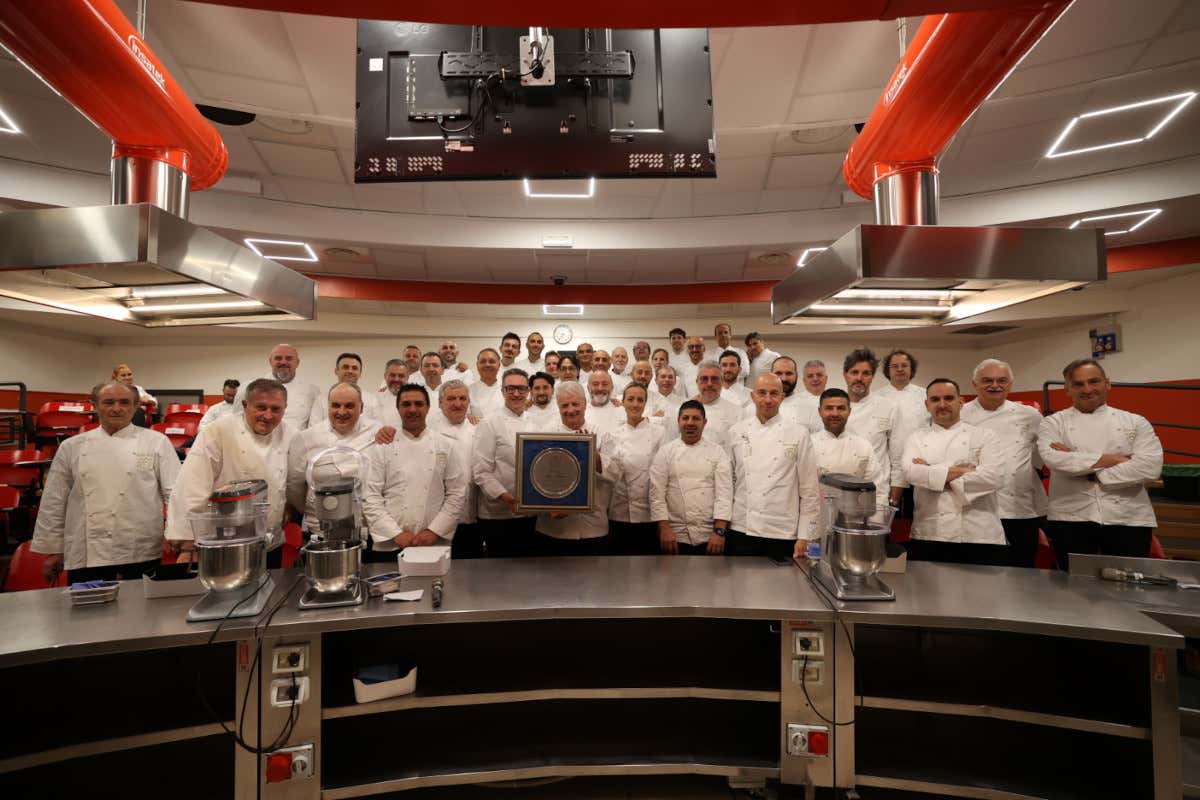 , Apei conta oggi 55 Ambasciatori pasticceri Pasticceri dell’anno i fratelli Andrea e Manuela Pansa Apei conta oggi 55 Ambasciatori pasticceri Pasticceri dell’anno i fratelli Andrea e Manuela Pansa