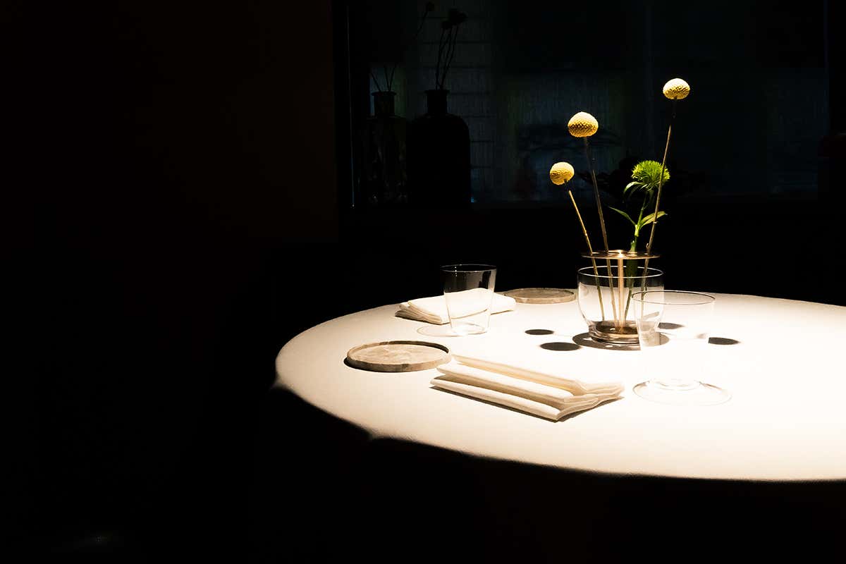 L'illuminazione è molto studiata Che “Aria” tira a Napoli? Sentori di mare e profumi intensi nella cucina di Paolo Barrale