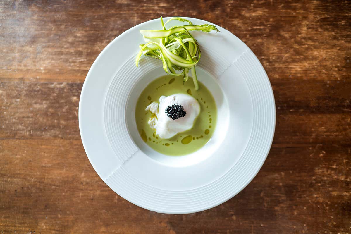 Asparagi cotti e crudi con uovo di gallina e Calvisius Ponte culinario tra Occidente e Oriente all’Antica Cascina San Zago di Salò