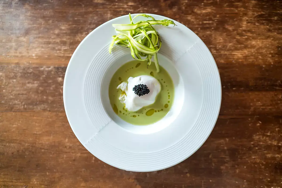 Asparagi cotti e crudi con uovo di gallina e Calvisius Ponte culinario tra Occidente e Oriente all’Antica Cascina San Zago di Salò