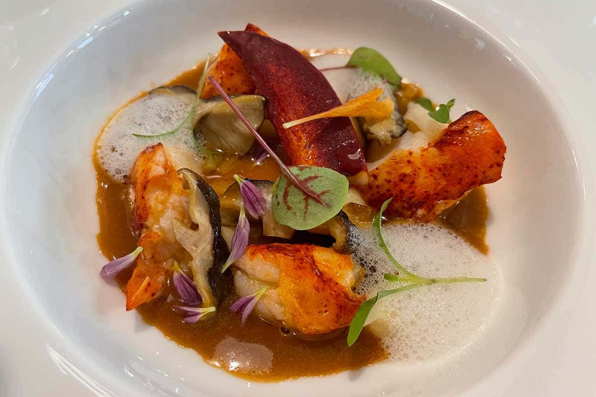 ASTICE (shiitake, limone, pastinaca, burro affumicato, acqua di capperi) Scoprire l’alta cucina attraverso la verdura grazie a Peter Brunel