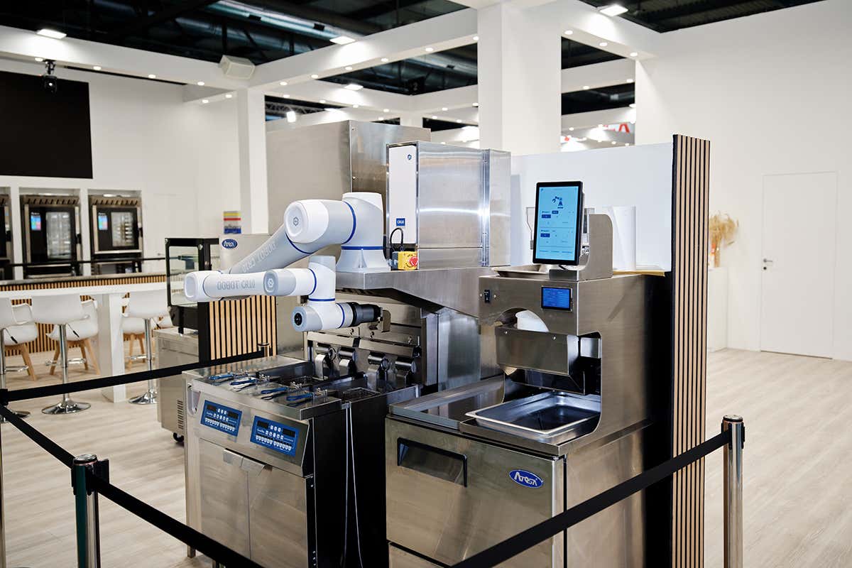 La friggitrice robotizzata con filtraggio automatico dell’olio arriva nei ristoranti La friggitrice robotizzata con filtraggio automatico dell’olio arriva nei ristoranti