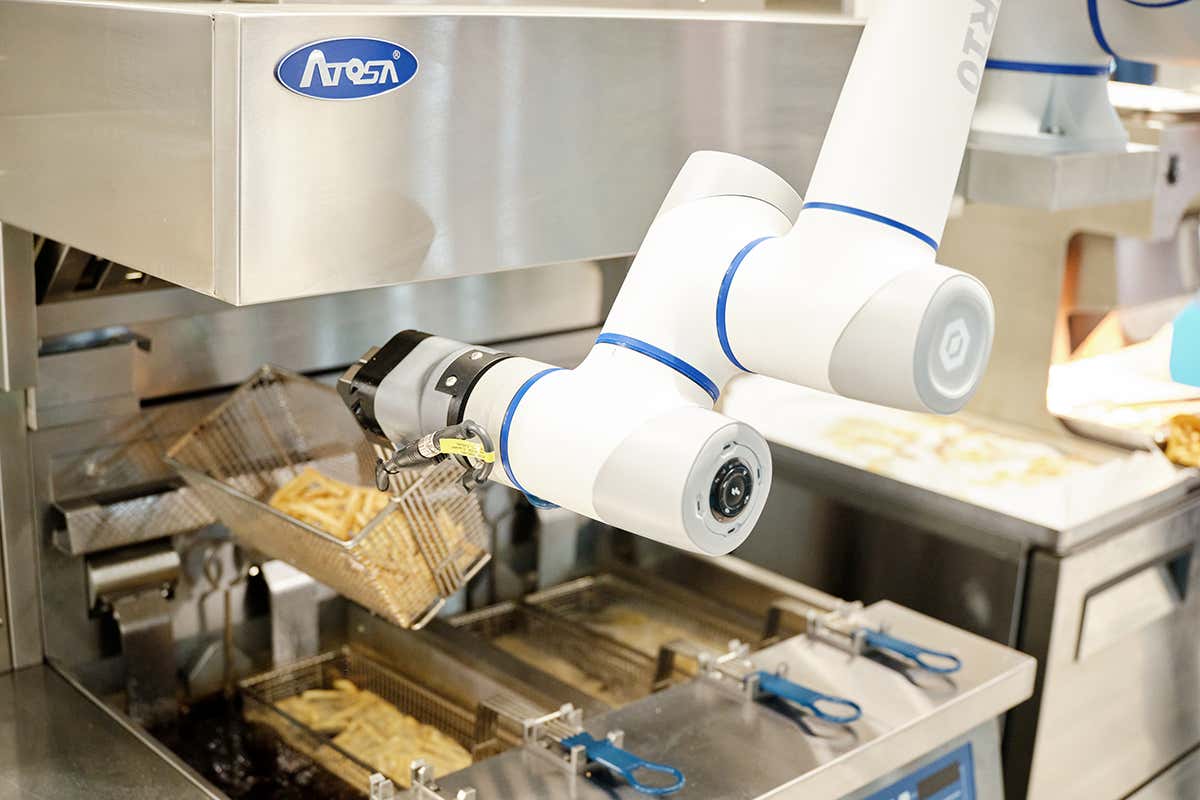 La friggitrice robotizzata con filtraggio automatico dell’olio arriva nei ristoranti