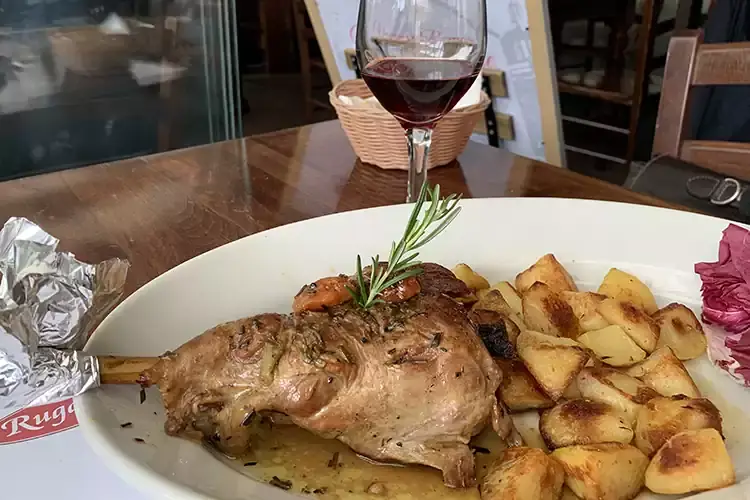 Abbacchio al forno con patate Milano, la cucina romana fa il pieno Tutto esaurito al Rugantino