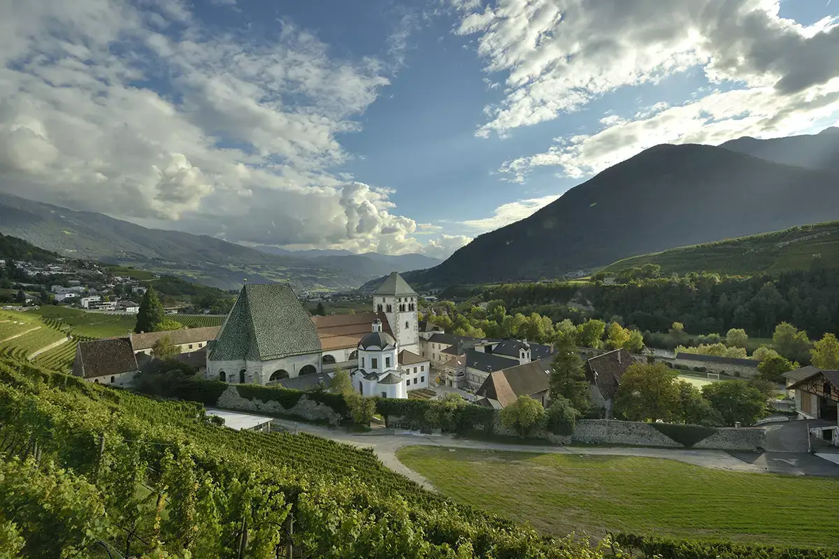 L&rsquo;abbazia &egrave; stata fondata nel 1142. Foto: Georg B&uuml;hler Non solo vino, da 880 l&rsquo;abbazia di Novacella scrigno d&rsquo;arte e cultura