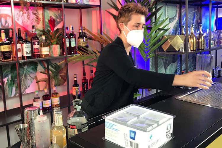 Il ghiaccio Ice Cube sarà utilizzato per la creazione dei drink - Abbinamento tra cocktail e ricette: parte la sfida tra bartender Il ghiaccio Ice Cube sarà utilizzato per la creazione dei drink - Abbinamento tra cocktail e ricette: parte la sfida tra bartender