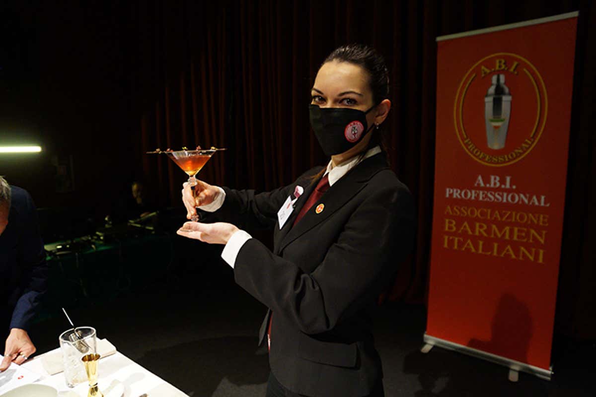 Chiara Marsili con il cocktail Luigi XIV 