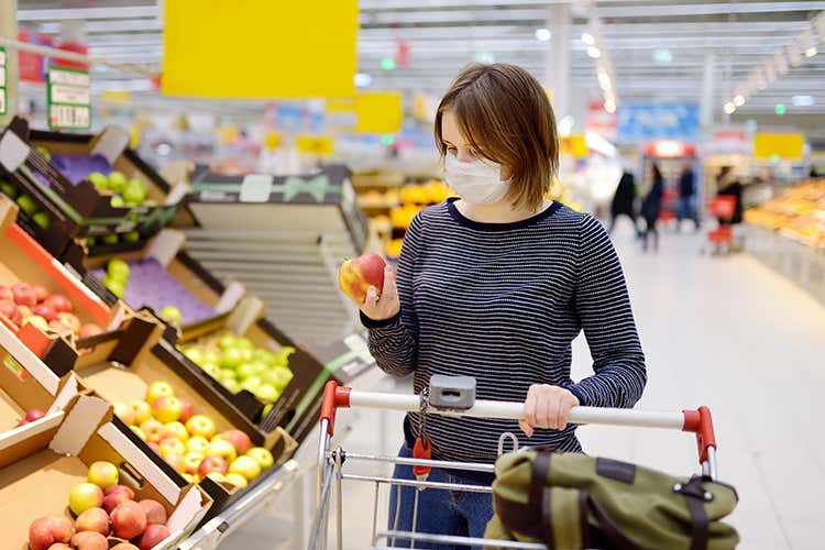 Per 3 italiani su 4 la meta di riferimento per gli acquisti alimentari rimane il supermercato - Oggi l'italiano &egrave; attento allo spreco, si pesa e ama cucinare in famiglia