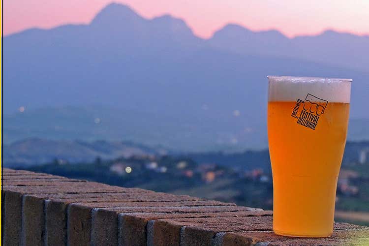 50 le aziende attive, in costante crescita (Abruzzo brassicolo di qualità 50 aziende in costante crescita) 50 le aziende attive, in costante crescita (Abruzzo brassicolo di qualità 50 aziende in costante crescita)