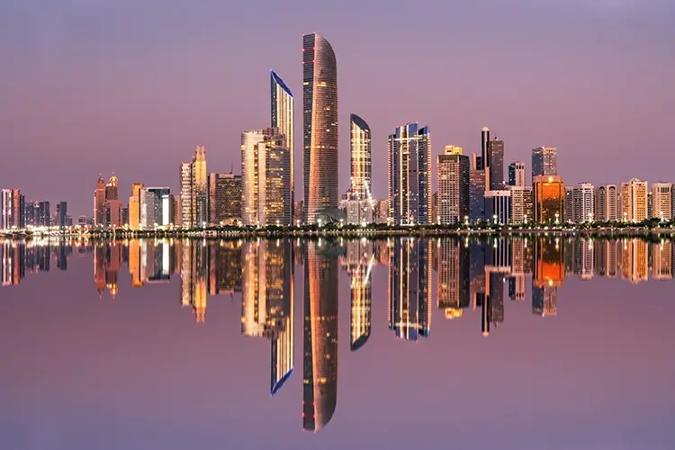Abu Dhabi limita accessi a negozi e ristoranti solo ai vaccinati Non sei vaccinato? Abu Dhabi non entri al ristorante