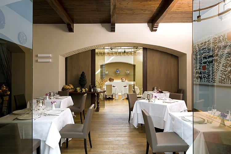 L'interno del ristorante (Gubbio, tra medioevo e presente Accoglienza e gusto al Nicolao)