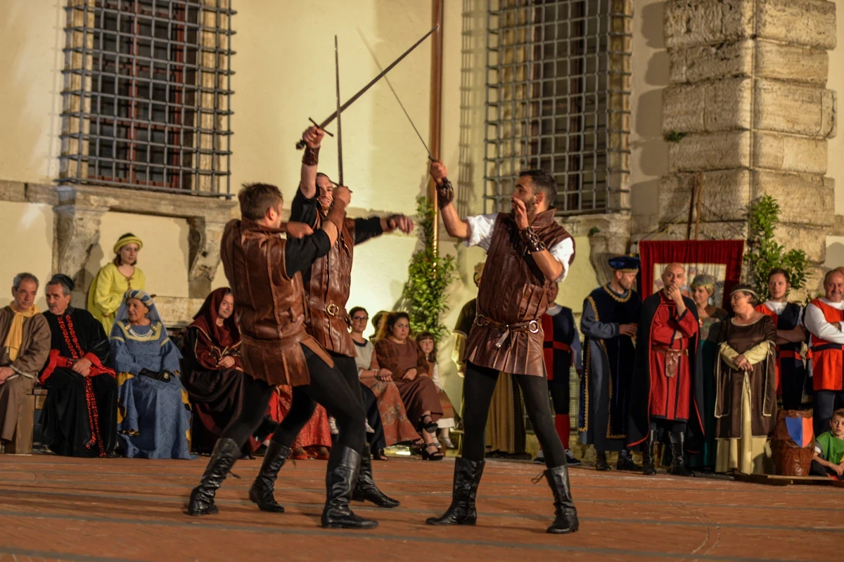 Acquasparta, Festa del Rinascimento, combattimento fra maestri di spada In Umbria la torna la Festa del Rinascimento