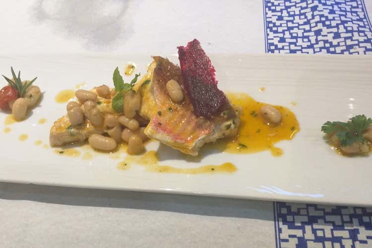 (Acqu'e Sale al porto di Sorrento Carne, pesce e pizza per 200 coperti)