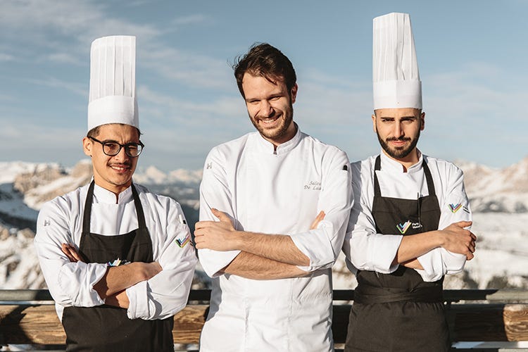 Lo chef Salvatore De Laurentiis con i collaboratori in cucina (Ad Arabba sci e buona cucina Menu a tempo durante le discese)