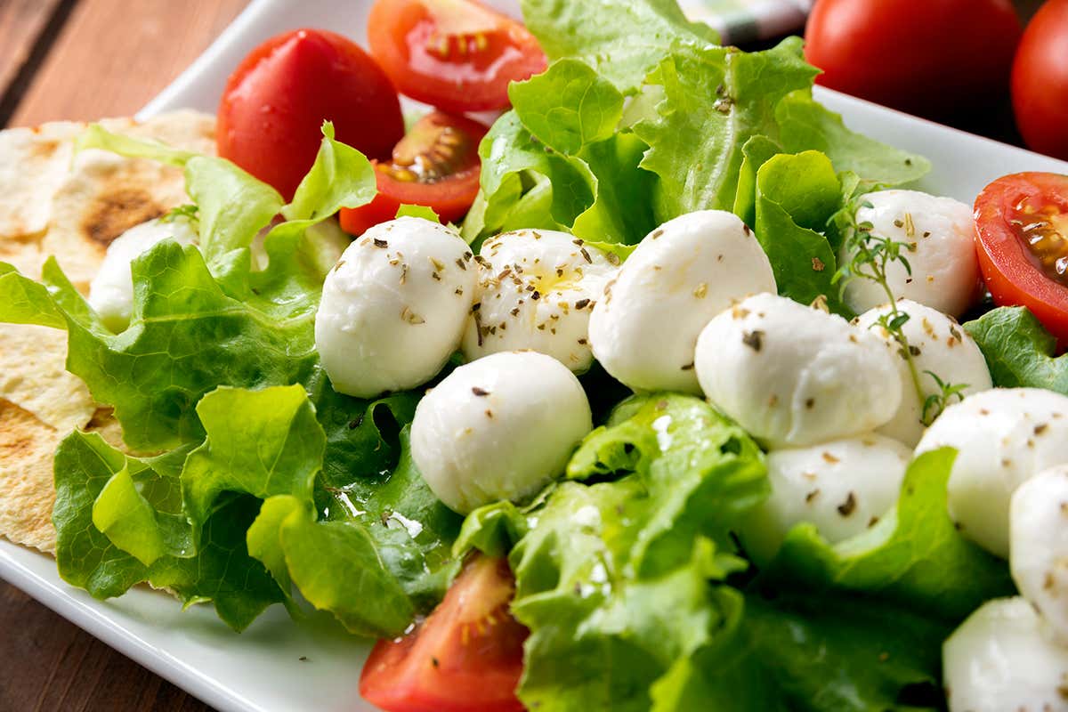 Latte 100% italiano e cuore cremoso: mozzarelline ripiene per ricette creative Latte 100% italiano e cuore cremoso: mozzarelline ripiene per ricette creative