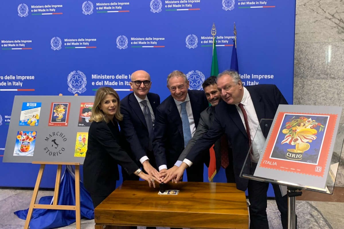 da sinistra: Fausta Bergamotto, Pier Paolo Rosetti, Adolfo Urso, Giovanni Machetti e Paolo Centotto,  Presentato il francobollo dedicato al marchio Cirio
