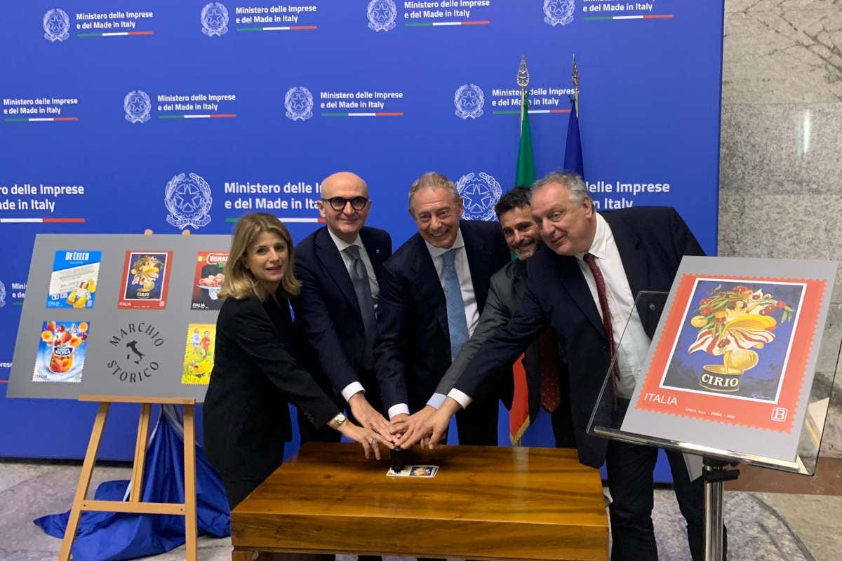 da sinistra: Fausta Bergamotto, Pier Paolo Rosetti, Adolfo Urso, Giovanni Machetti e Paolo Centotto,&nbsp; Presentato il francobollo dedicato al marchio Cirio