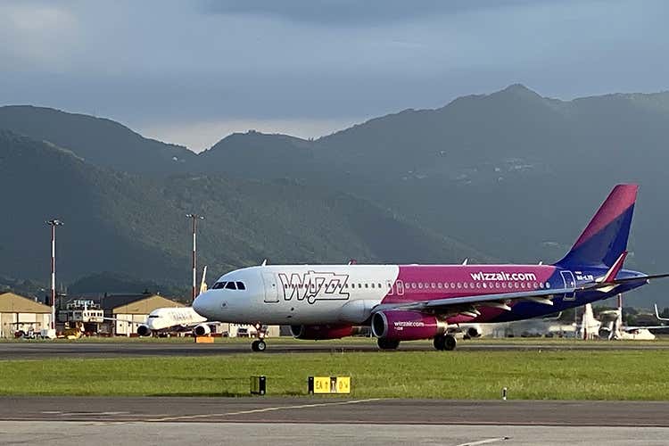 Il primo atterraggio - Orio, atterra il primo volo di linea In aeroporto misure anti-covid