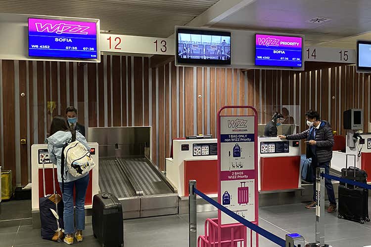 I primi passeggeri - Orio, atterra il primo volo di linea In aeroporto misure anti-covid