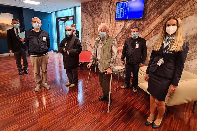 I rappresentanti delle associazioni hanno attestato la conformità della Sala Amica - Aeroporto confortevole per tutti A Bergamo apre la Sala Amica I rappresentanti delle associazioni hanno attestato la conformità della Sala Amica - Aeroporto confortevole per tutti A Bergamo apre la Sala Amica