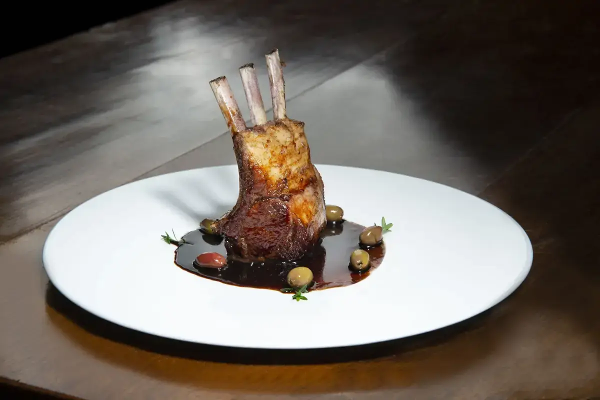 Agnello all&rsquo;aceto balsamico invecchaito olive taggiasche, di Cristina Acerbi (Eurotoques) L'agnello a Pasqua piace italiano Ma l'eccellenza resta in ombra