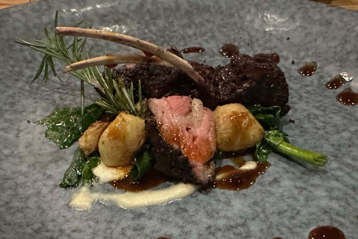 Agnello affumicato in crosta di vinacce e topinambur arrostito Sempre più charme a Il Falconiere: la nuova sala valorizza l’alta cucina di Silvia Baracchi