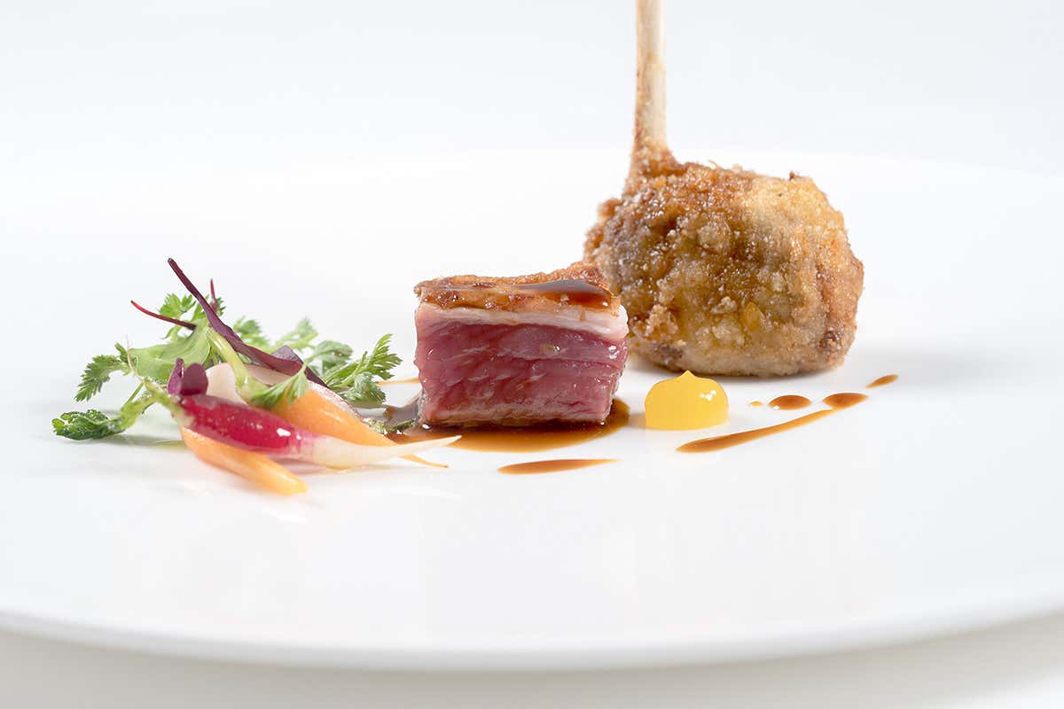 Agnello con sfoglia di patate e pomodoro arrosto, scarola riccia e yogurt di bufala [[Giro del Golfo in otto giorni]]: il 5 stelle Lorelei Londres a Sorrento