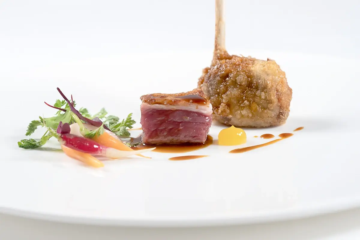 Agnello con sfoglia di patate e pomodoro arrosto, scarola riccia e yogurt di bufala [[Giro del Golfo in otto giorni]]: il 5 stelle Lorelei Londres a Sorrento