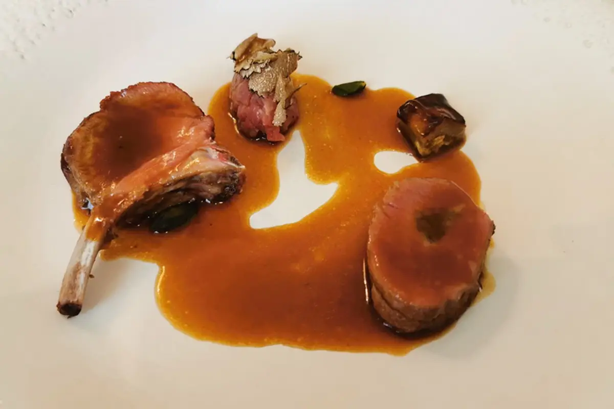 Agnello in sella Pochi tavoli per un’esperienza stellata: benvenuti da Sapio a Catania