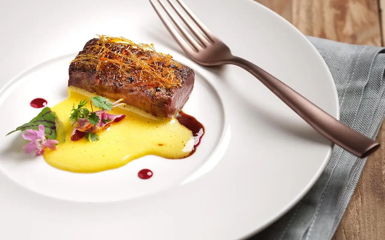 Agnello al caramello e zabaione salato Disegna la tua vacanza sulle Dolomiti: le novità del Bonfanti di Chienes