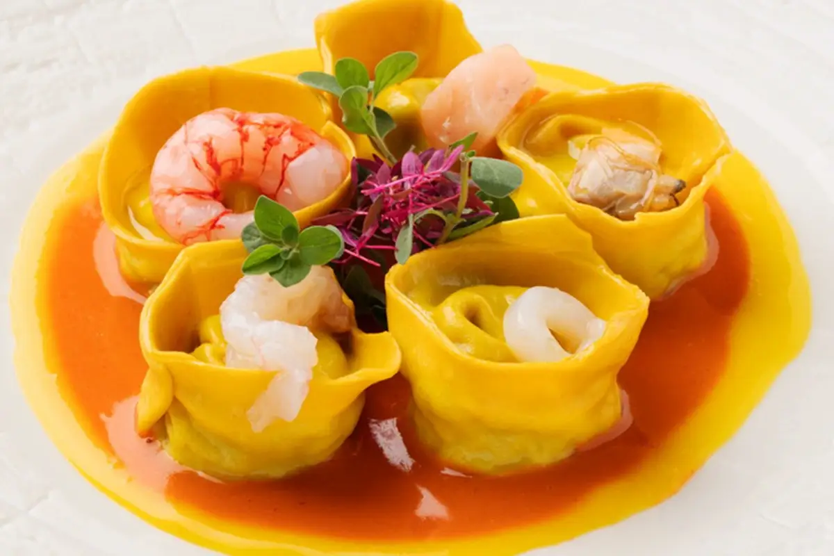 Agnolotti in salsa di crostacei I quattro elementi in un menu unico L&rsquo;estate stellata de La Capinera