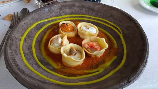 Agnolotti di pasta fresca con cernia e finocchietto in salsa ristretta di crostacei