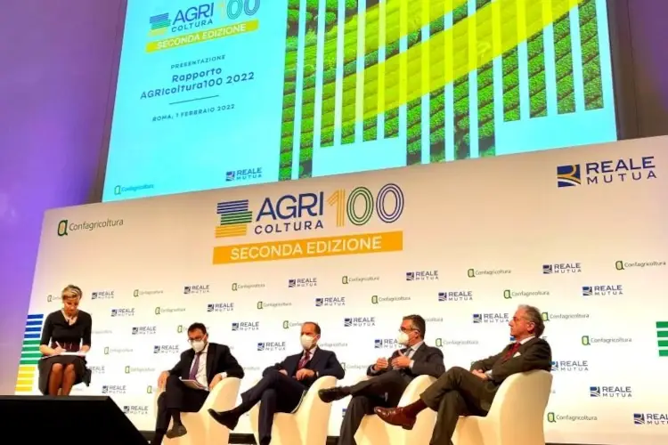 Agricoltura 100 da sinistra Lavinia Spingardi, il ministro Stefano Patuanelli, Massimiliano Giansanti, Luca Filippone e Vittorio Amedeo Viora Agricoltura100: le aziende scommettono sulla sostenibilit&agrave;