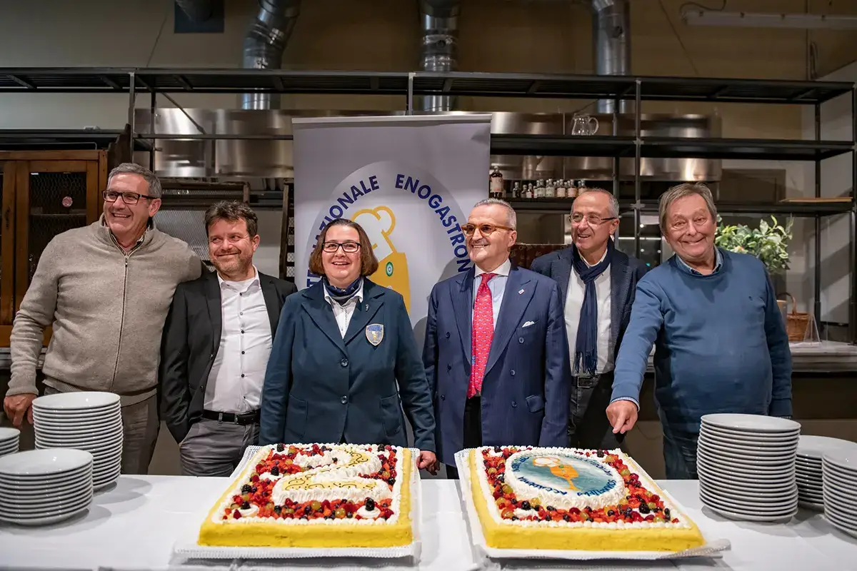 La torta per festeggiare Accademia Internazionale Enogastronomi Sommelier, 20 anni all'insegna della formazione