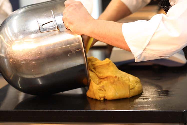 Realizzato con materie prime selezionate e in due varianti - Aimo e Nadia, acquisti il panettone e aiuti la ricerca sulla fibrosi cistica