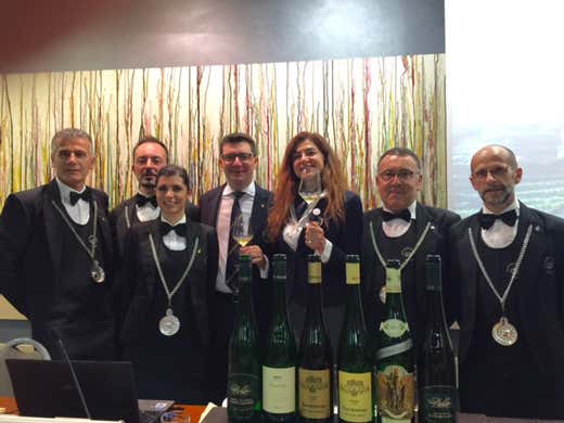 I sommelier Ais Bergamo con al centro Nicola Bonera e Roberta Agnelli