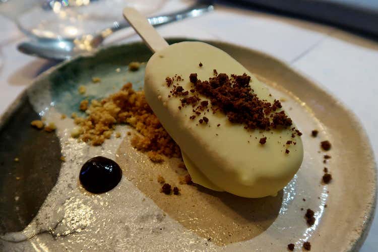 Stecco alla nocciola homemade con copertura di cioccolato bianco (Aja Mola, pescato fresco a Palermo)