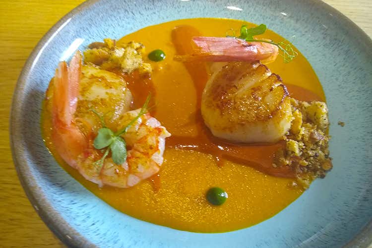 Gamberi rossi di Mazara e capesante scottate su letto di salsa di zucca grigliata e briciole di pane all&rsquo;acciuga (Al 3Piani di Napoli cocktail, cucina gourmet e crudi)
