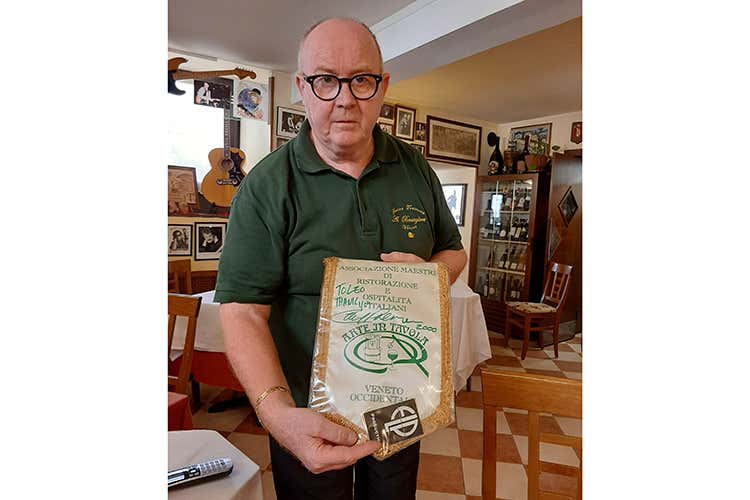 Leopoldo Ramponi col gagliardetto di Arte in Tavola - Le radici della cucina veronese all'Antica Trattoria Al Bersagliere
