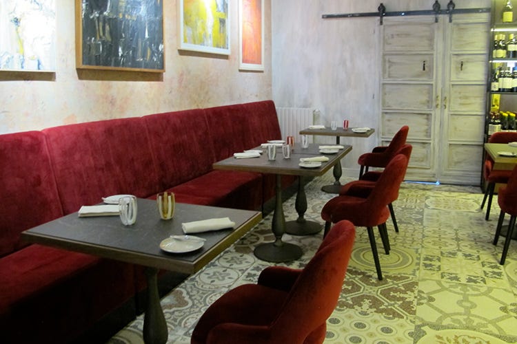 25 coperti in due salette, tavoli ben distanziati e un divanetto di velluto rosso (Al Cornoler di Torino la regola dei 3 ingredienti)