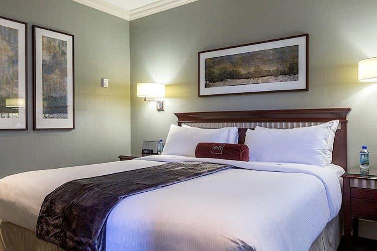 Le camere del St. Regis (Al St. Regis si rivive la storia della giovane Vancouver)