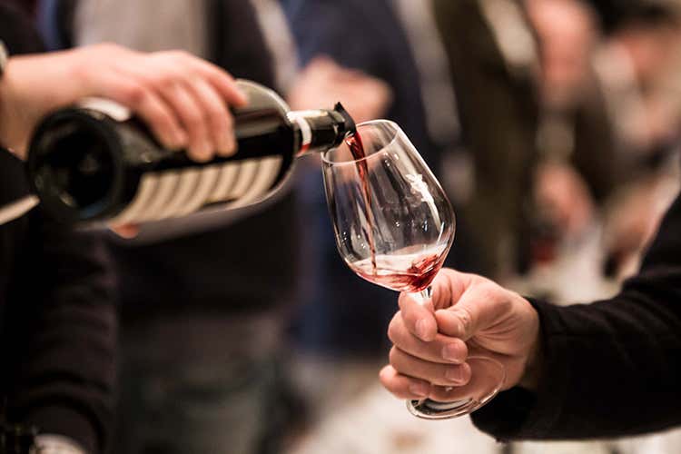 Oltre 950 aziende vitivinicole, tra le migliori in Italia e nel mondo, e più di 120 artigiani del gusto (Al via la 28ª edizione del Merano WineFestival) Oltre 950 aziende vitivinicole, tra le migliori in Italia e nel mondo, e più di 120 artigiani del gusto (Al via la 28ª edizione del Merano WineFestival)