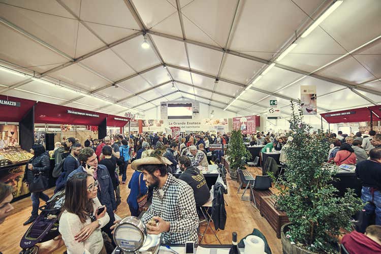 (Ad Alba Fiera del Tartufo numero 87 Tagliato per il design il claim)